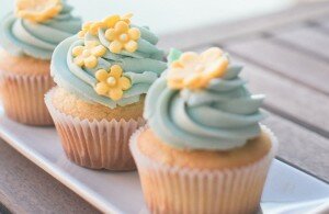 Cupcake Tutorial - Mint green frosting with yellow flowers
